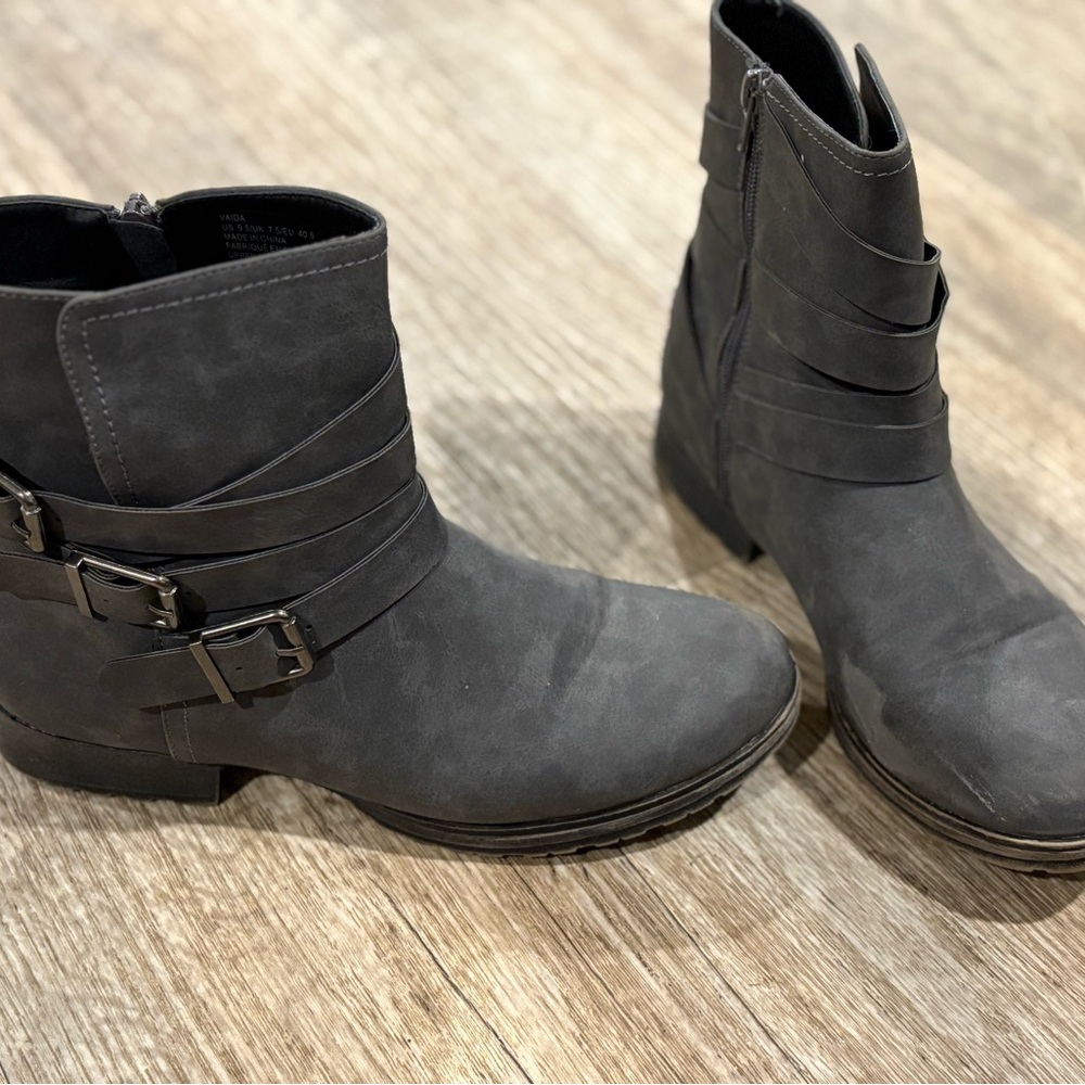Stylish Gray Ankle Boots with Buckle Detail